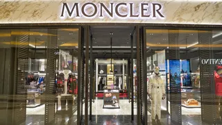 Moncler, un trimestre sostanzialmente piatto, il titolo in calo