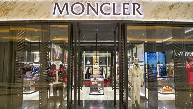 Moncler, un trimestre sostanzialmente piatto, il titolo in calo