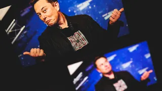 Tesla vede il record poi inverte la rotta