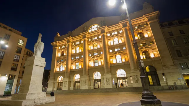 Piazza Affari corregge dai massimi pluriennali toccati in settimana