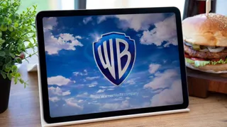 Hollywood in guerra: Paramount sfida Netflix con un’offerta ostile su Warner Bros. Discovery