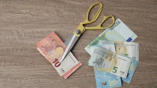 Assegno di Inclusione verso la stretta con la Manovra 2026, l’ipotesi della mensilità dimezzata