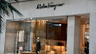Azioni Salvatore Ferragamo giù con settore e dollaro
