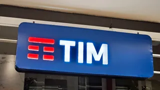 TIM, bene l'azione dopo il via libera alla conversione delle risparmio