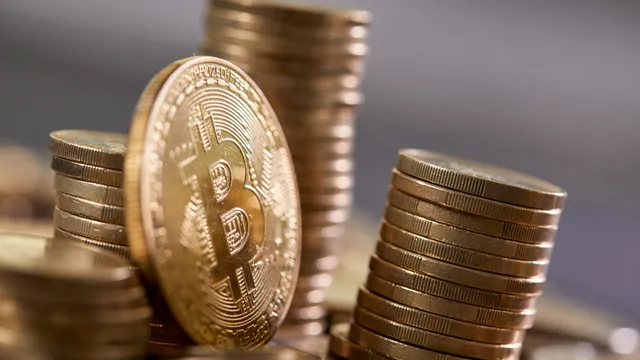 Bitcoin sotto pressione: rotti i supporti, ma forse il mercato entra nella fase finale del ciclo ribassista