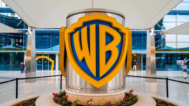 Warner Bros Discovery al centro della guerra delle offerte: Netflix contro Paramount per il controllo di Hollywood
