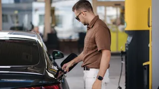 Benzina e gasolio, i prezzi continuano a correre