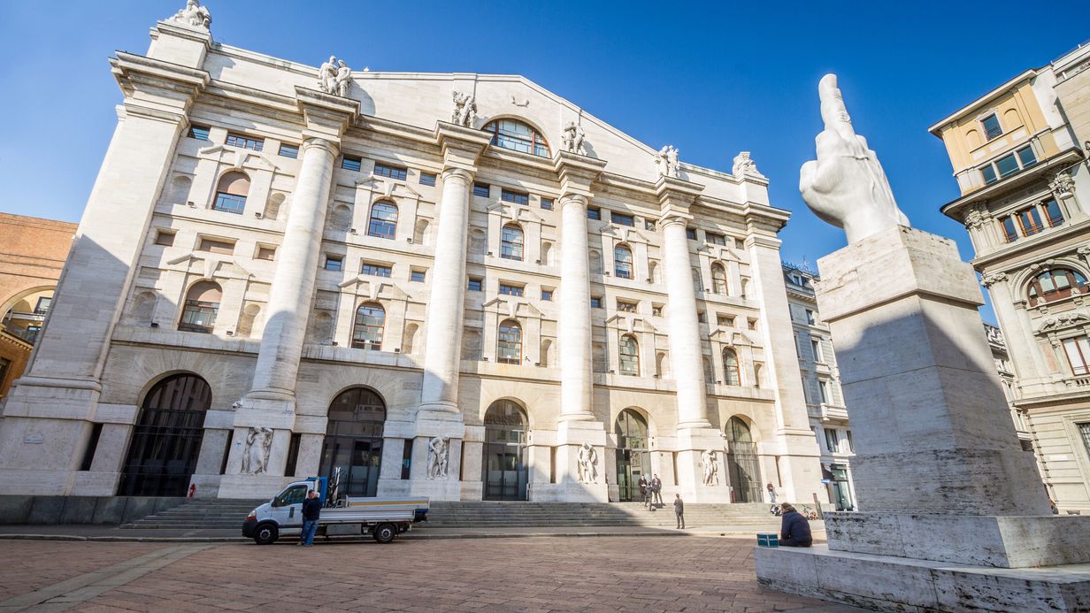 Piazza Affari chiude in lieve calo una seduta ...