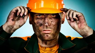 Petrolio WTI vicino ai 100 dollari: tensioni geopolitiche e resistenze tecniche