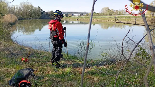 La Procura indaga per omicidio sui cadaveri di una donna e di un bimbo in un laghetto nel Polesine