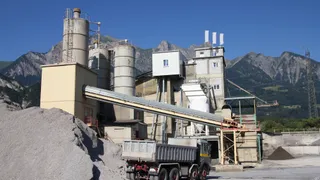 Buzzi accelera grazie a valutazioni attraenti, Stellantis punta sul SUV elettrico