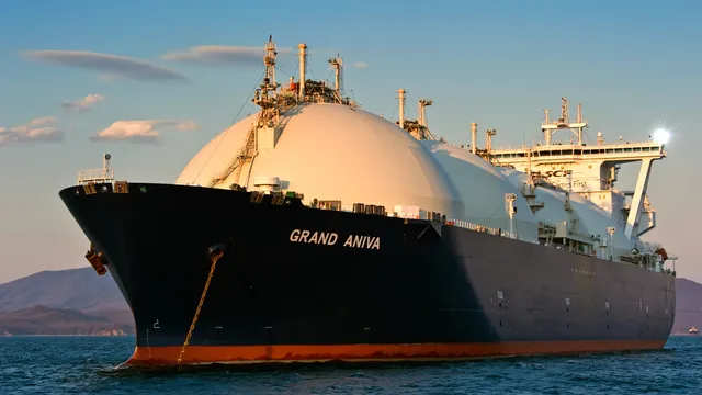 Petrolio in rialzo, ne approfitta Eni che riapre al gas russo