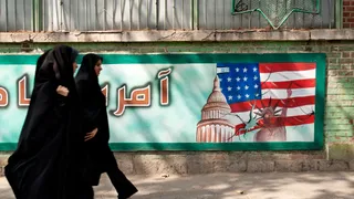 Hormuz tiene il mondo con il fiato sospeso