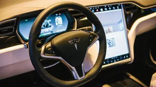 Tesla sorprende sui conti, ma il mercato guarda ai rischi: crescita sì, ma sempre più costosa