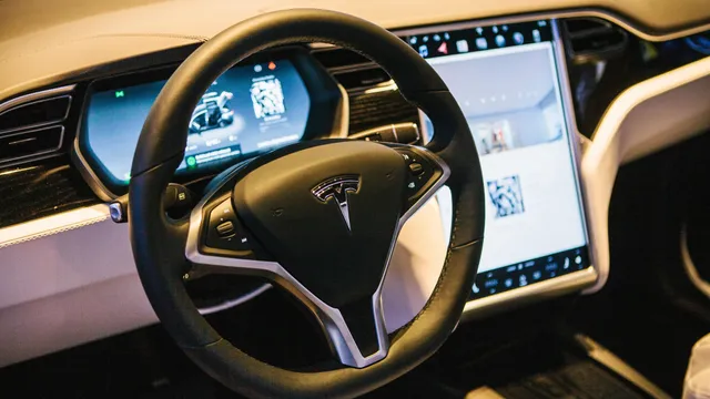 Tesla sorprende sui conti, ma il mercato guarda ai rischi: crescita sì, ma sempre più costosa