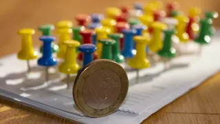 Eurozona sull’orlo dell’equilibrio instabile: inflazione in risalita e crescita in frenata