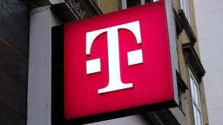 Deutsche Telekom alza la guidance e torna sopra la media a 50 giorni