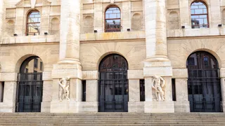 Piazza Affari chiude male l'ottava dopo aver sfiorato il record del 2000