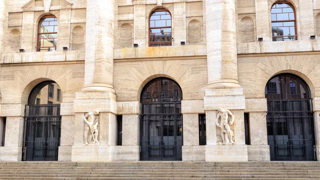 Piazza Affari chiude male l'ottava dopo aver sfiorato il record del 2000