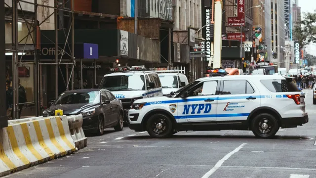 Panico a New York, sei persone accoltellate alla Penn Station: l'aggressore è stato fermato, la situazione