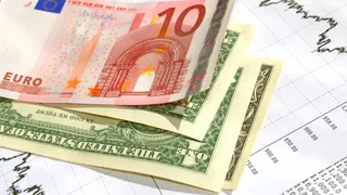 Vola il dollaro, euro sui minimi da oltre un anno
