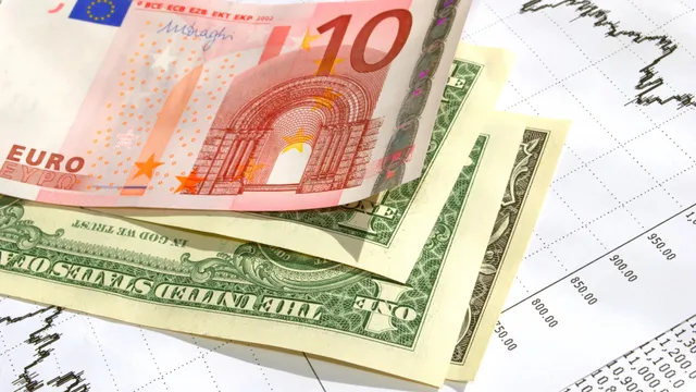 Vola il dollaro, euro sui minimi da oltre un anno