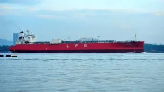 Nuova escalation USA-Iran: petroliferi in rally, arretrano chip e turismo