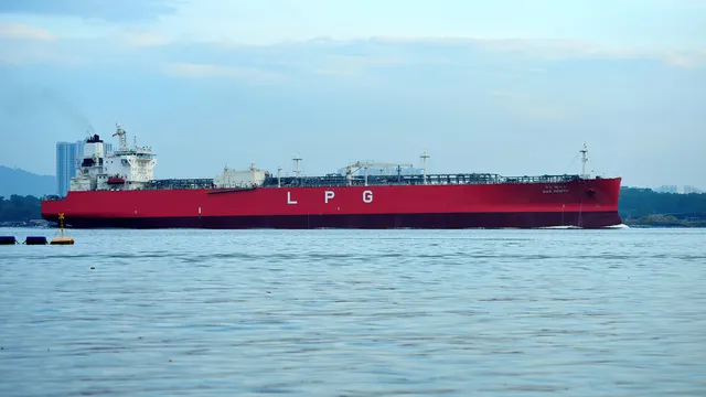 Nuova escalation USA-Iran: petroliferi in rally, arretrano chip e turismo