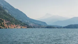 Cosa sappiamo della bambina di 10 anni scomparsa nel lago di Como, dal tuffo in acqua alle ricerche