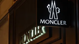 Moncler scivola sul rallentamento delle vendite nel secondo trimestre