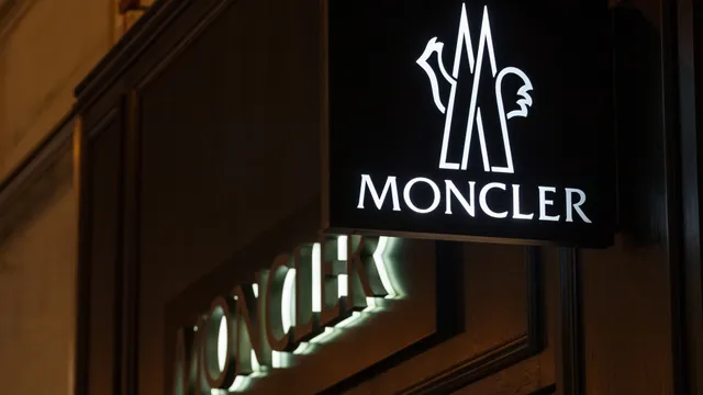 Moncler scivola sul rallentamento delle vendite nel secondo trimestre