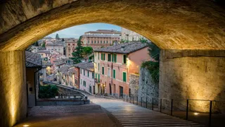 Amanda Knox "senza anima né pietà", secondo Patrick Lumumba: il commento sulla commedia sul delitto di Perugia