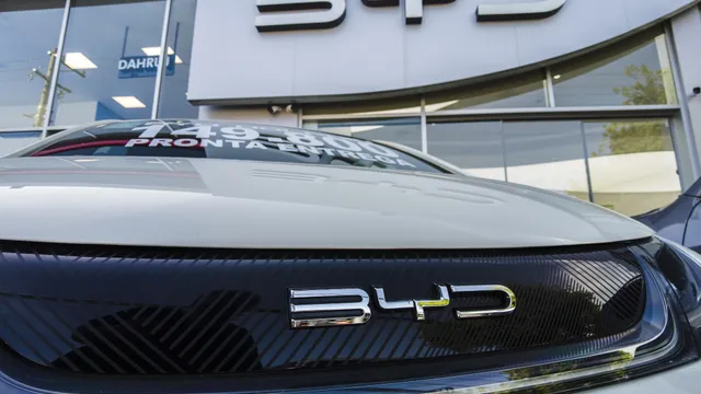 Auto cinese, gigante dai piedi d’argilla? La crisi interna spinge l’assalto all’Europa