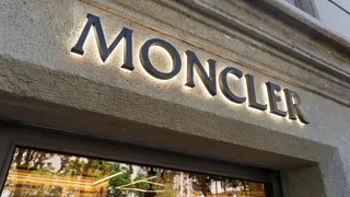 Moncler in calo a Piazza Affari: stime 2026, target price e livelli chiave da monitorare