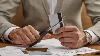 Famiglie costrette a indebitarsi per sostenere i consumi: dal Regno Unito un segnale d’allarme