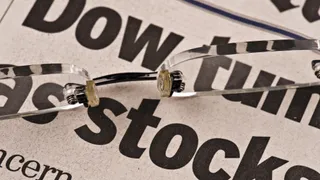 Wall Street divisa: il Dow Jones rischia una correzione più profonda, mentre Nasdaq e S&P 500 resistono