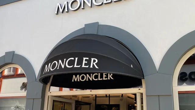 Moncler supera le attese nel terzo trimestre, ma rallentano il marchio principale e il canale diretto