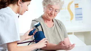 Carta spese sanitarie, il governo valuta una card per gli over 75