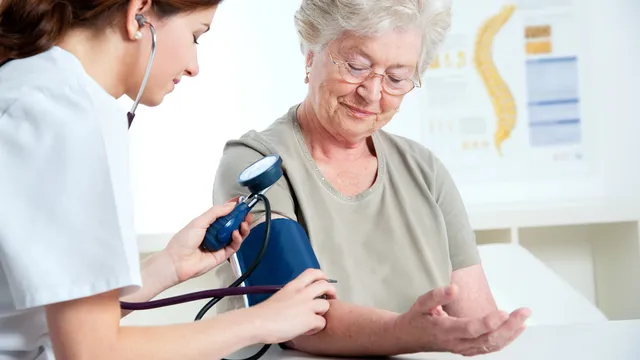 Carta spese sanitarie, il governo valuta una card per gli over 75